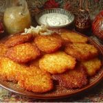 Деруни — класичний український рецепт хрустких картопляних оладок