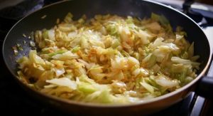 На розігрітій сковороді обсмажте цибулю до золотистого кольор