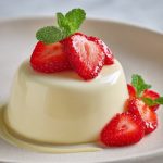 Пана-кота з вершків із свіжою полуницею та м’ятою