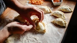 Розділіть тісто на порції, розкачайте в коржі і додайте начинку