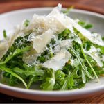 Салат із руколи та пармезану