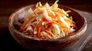 Салат з капустою та морквою