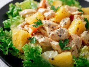 Салат з куркою та ананасом