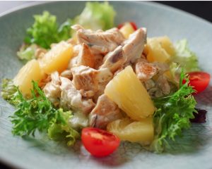 Салат з куркою та ананасом