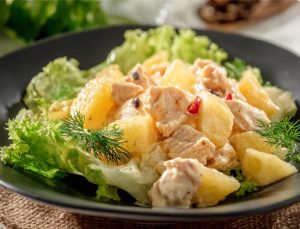 Салат з куркою та ананасом