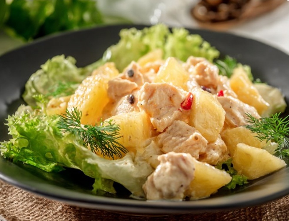 Салат з куркою та ананасом