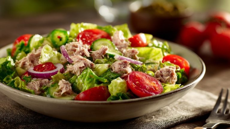 Салат з тунцем та овочами — Салат