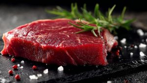 Соковитий стейк яловичий для рецепту, підготовлений до приготування.