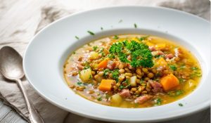 суп із сочевиці з петрушкою у глибокій тарілці