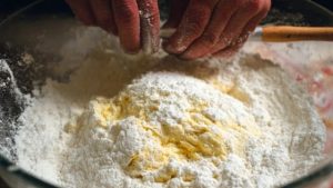 У великій мисці змішайте борошно, сіль, цукор і дріждж