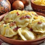 Вареники з капустою рецепт у глиняній мисці зі смаженою цибулею та шкварками.