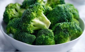 Вставте шматочки броколі в каструлю і залийте овочевим бульйоном.