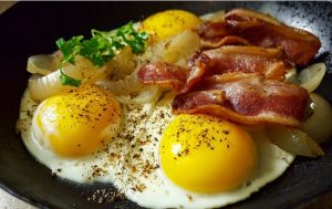 Яєчня з трьома яйцями, салом і цибулею — домашній рецепт.