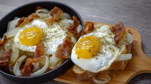 Яєчня з салом і цибулею: класичний український рецепт