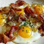 Яєчня з салом і цибулею на пательні — домашній рецепт.