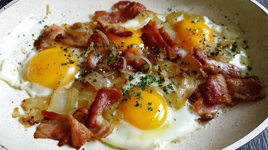 Яєчня з салом і цибулею на пательні — домашній рецепт.