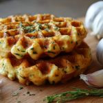 Бельгійські вафлі з зеленню та часником