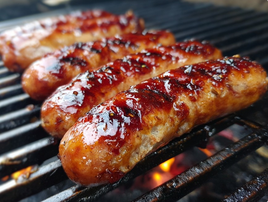 Домашні ковбаски на грилі з рум’яною скоринкою