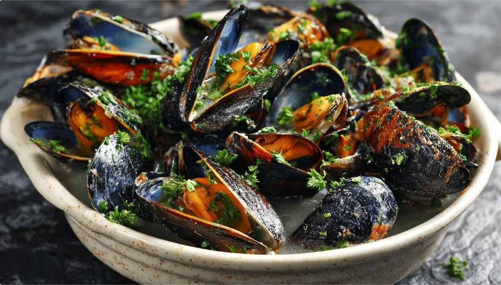 Мідії у винному соусі з багетом для подачі