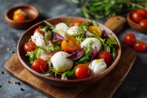 Салат із помідорами чері та моцарелою