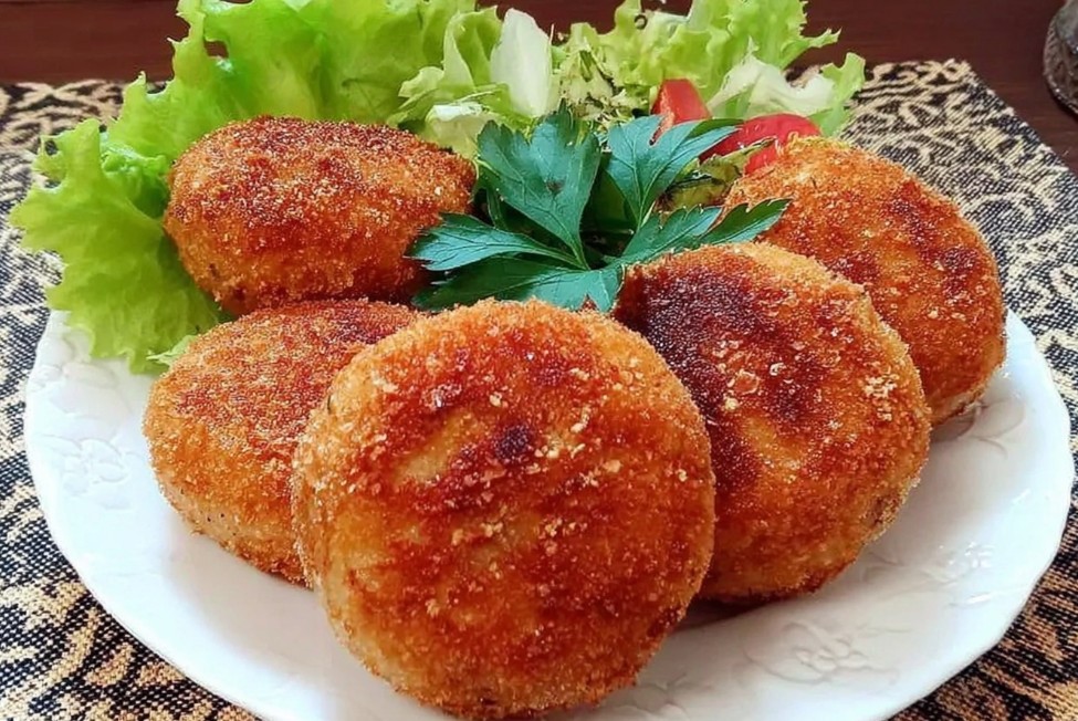 Котлети з баранини з зеленню та овочами на тарілці.