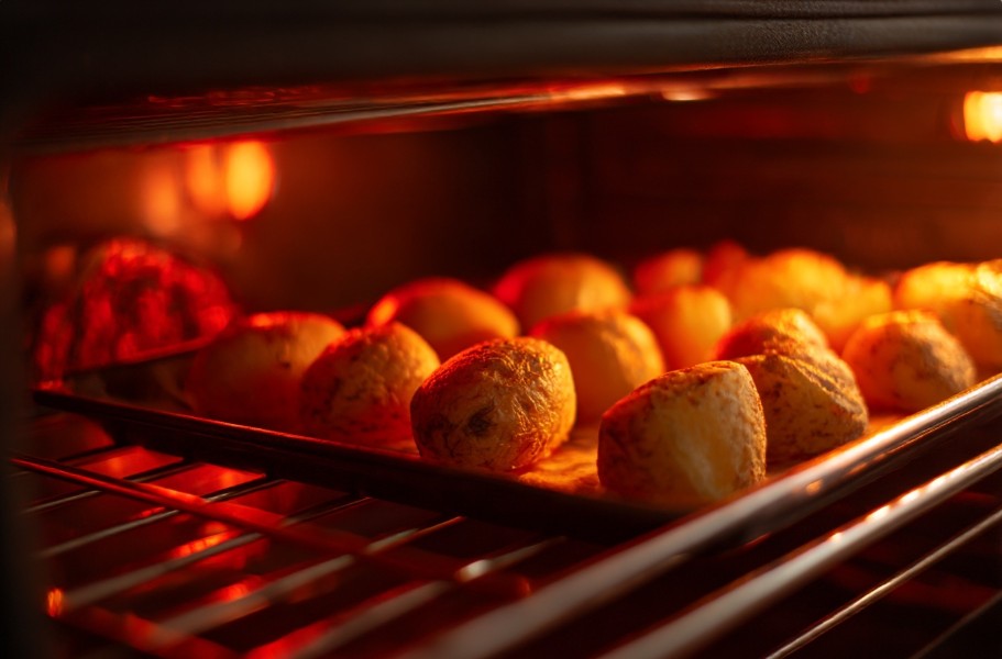 Якщо духовка слабка, картопля просто висихає, але не рум’яниться.