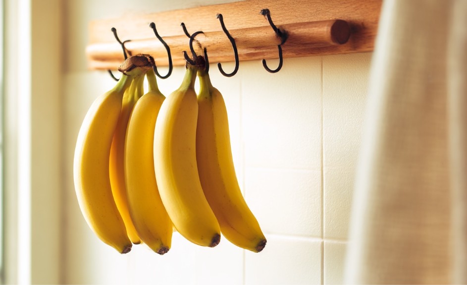Банани, що зберігаються при кімнатній температурі на кухні