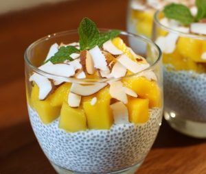 Чіа-пудинг з манго і кокосом