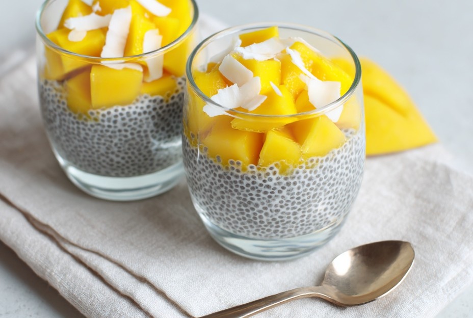 Чіа-пудинг з манго і кокосовим молоком у склянці