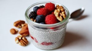 Waniliowy pudding chia na mleku migdałowym (prosty i zdrowy)