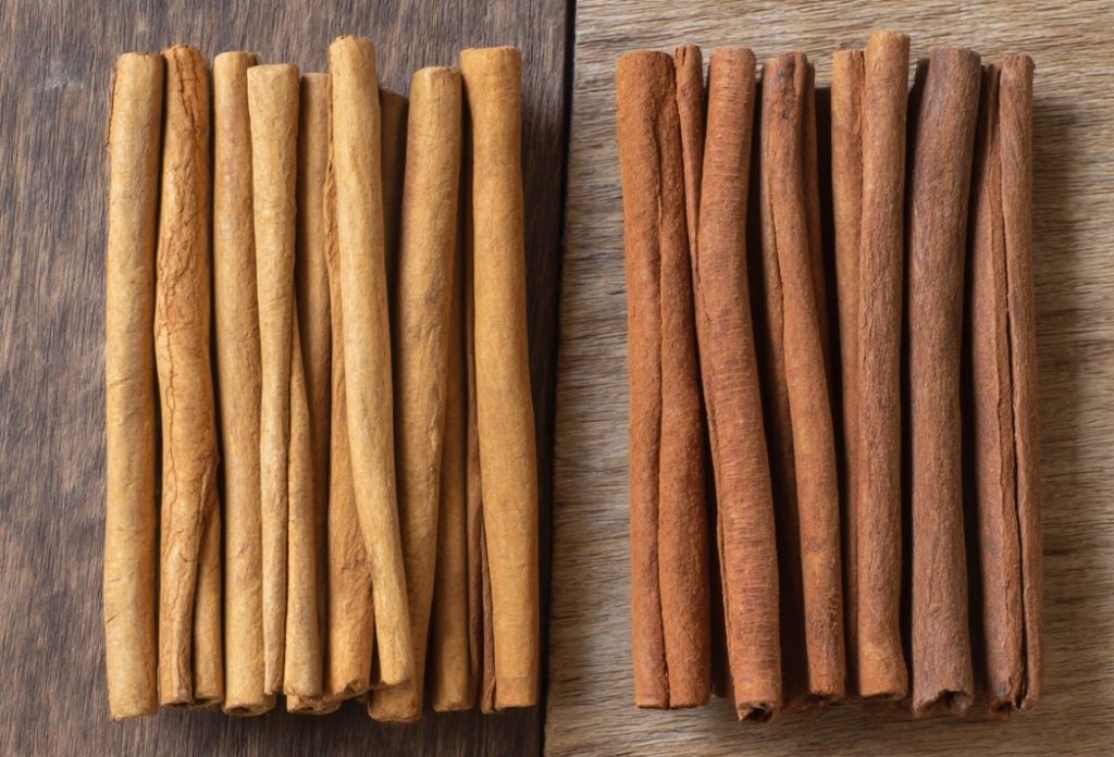 Porównanie cynamonu cejlońskiego i kasji ułożonych obok siebie