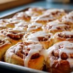 Drożdżowe cynamonki z miękkim wnętrzem i polewą z kremowego serka