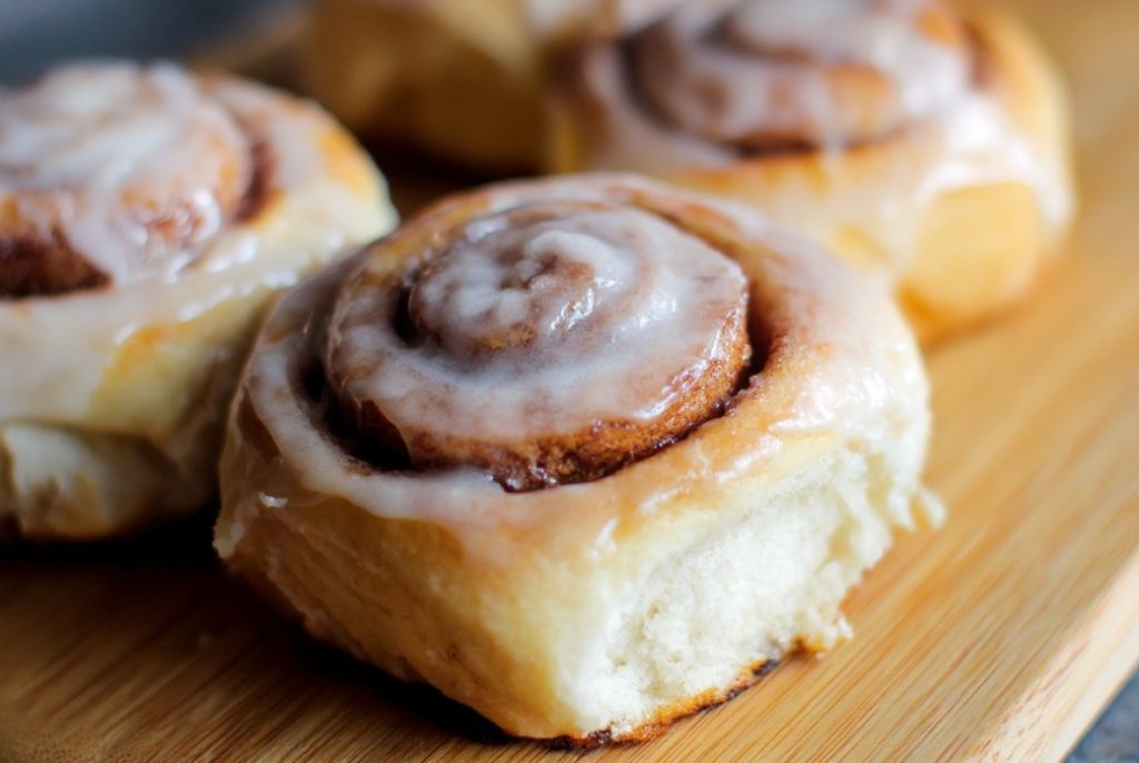 Cynamonki z polewą z kremowego serka na blasze