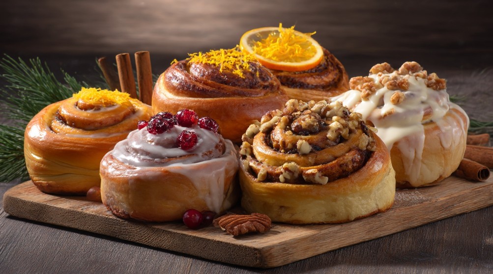 Cynamonki z różnych krajów świata ułożone na stole – kulinarna podróż po smakach