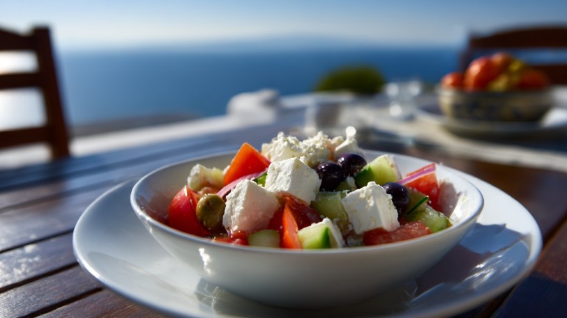 Цей грецький салат з сиром Фета — це теплі спогади про відпочинок на сонячному узбережжі Греції.