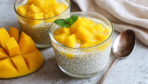Чіа-пудинг з манго і кокосом