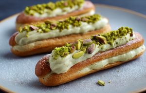 Еклери з фісташковим кремом