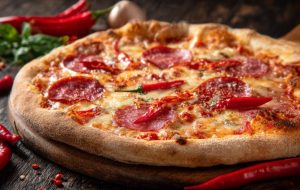 Гостра піца з чилі та салямі