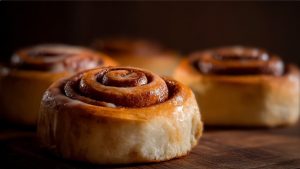 Idealne cynamonki z widocznym spiralnym nadzieniem cynamonowym