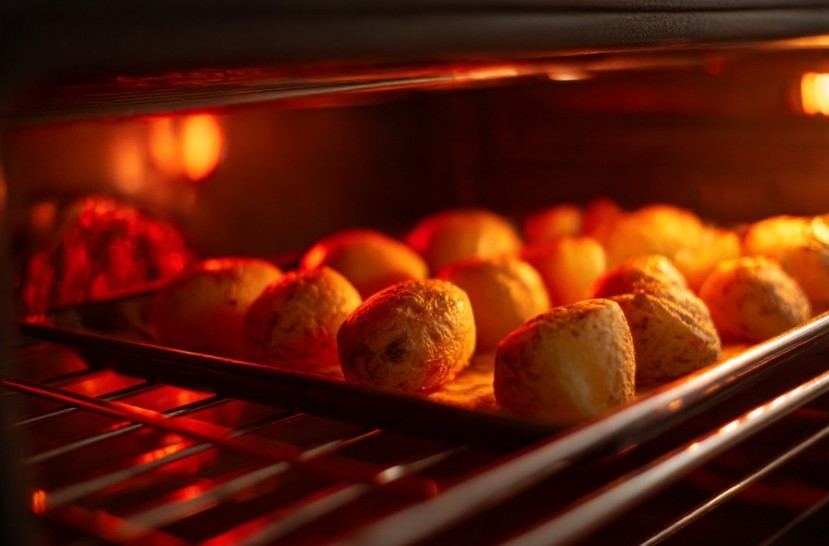 Jeśli piekarnik jest słaby, ziemniaki po prostu wyschną, ale nie zbrązowieją.