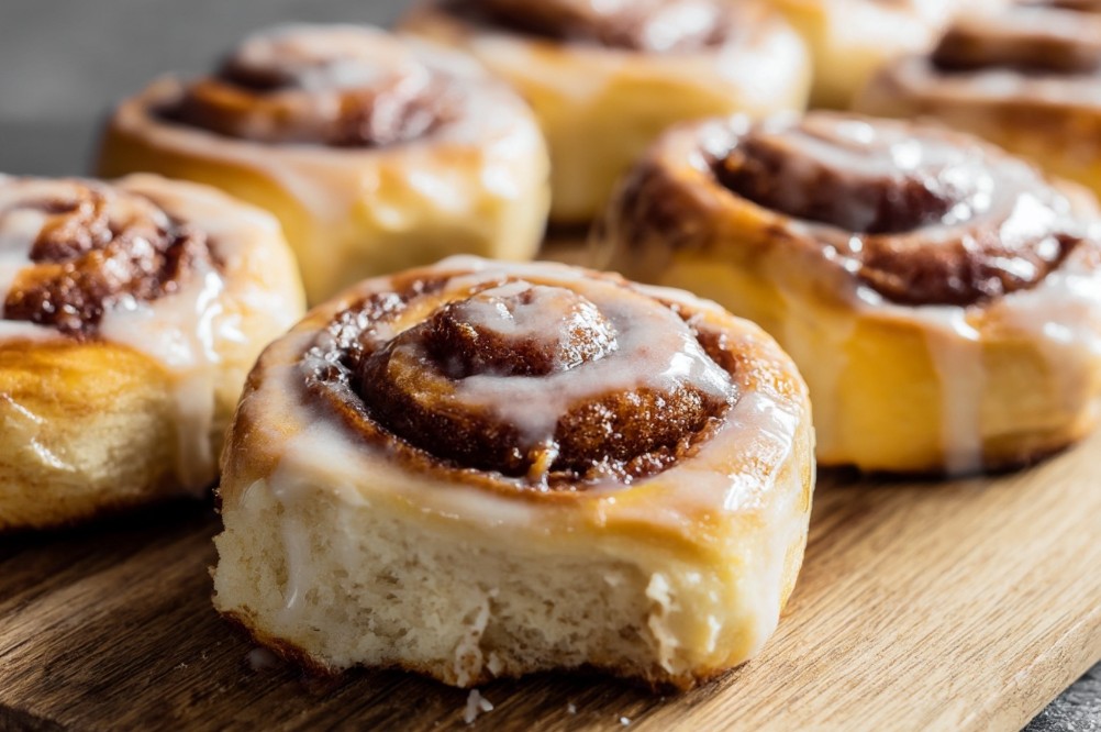 Klasyczne cynamonki na zakwasie, puszyste i apetycznie wyglądające