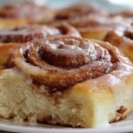 Klasyczne cynamonki drożdżowe z miękkim wnętrzem i waniliowym lukrem