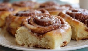 Klasyczne cynamonki drożdżowe z miękkim wnętrzem i waniliowym lukrem
