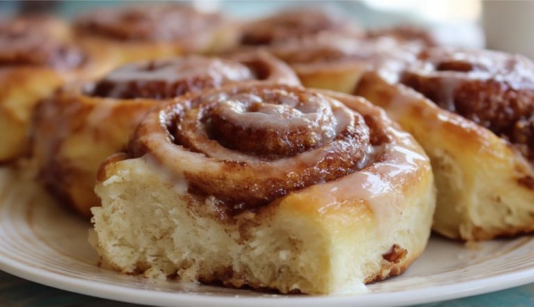 Klasyczne cynamonki drożdżowe z miękkim wnętrzem i waniliowym lukrem — Deser