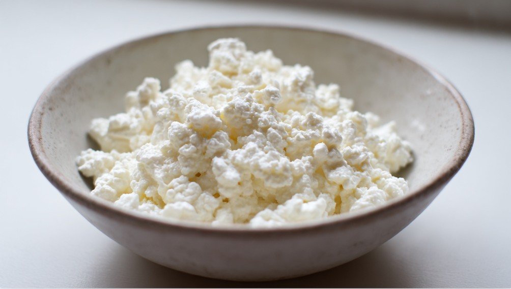 Кисломолочний сир домашнього виробництва крупним планом