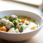 Легкий домашній суп із дрібними фрикадельками, чистим бульйоном і акуратною овочевою закладкою