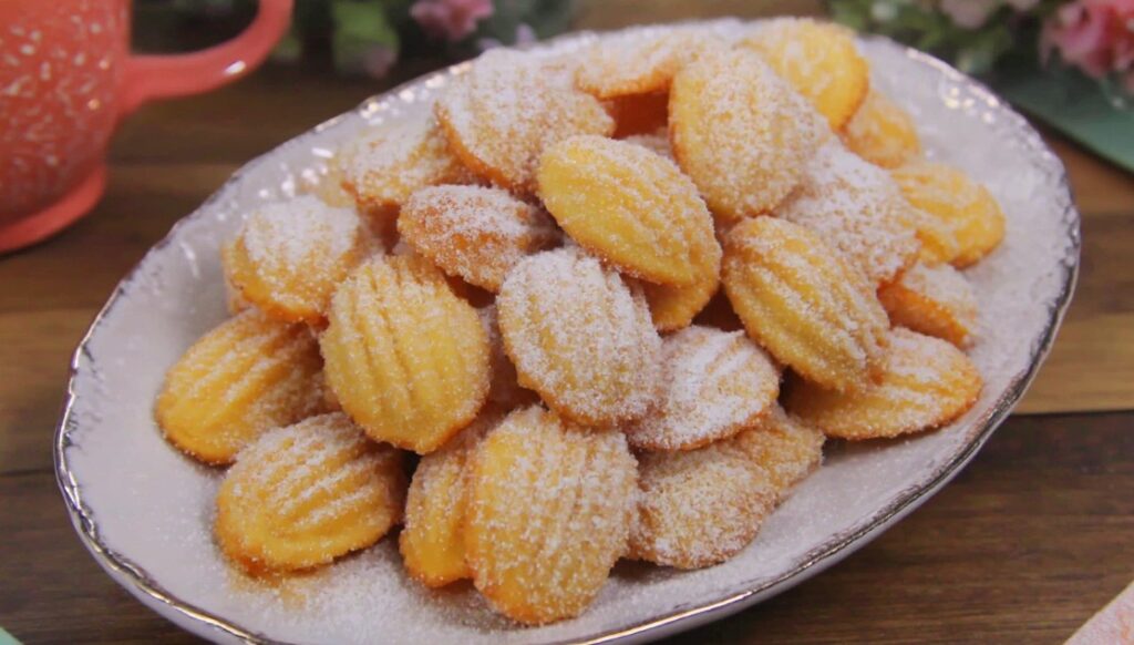 М’яке печиво на смальці на тарілці до чаю