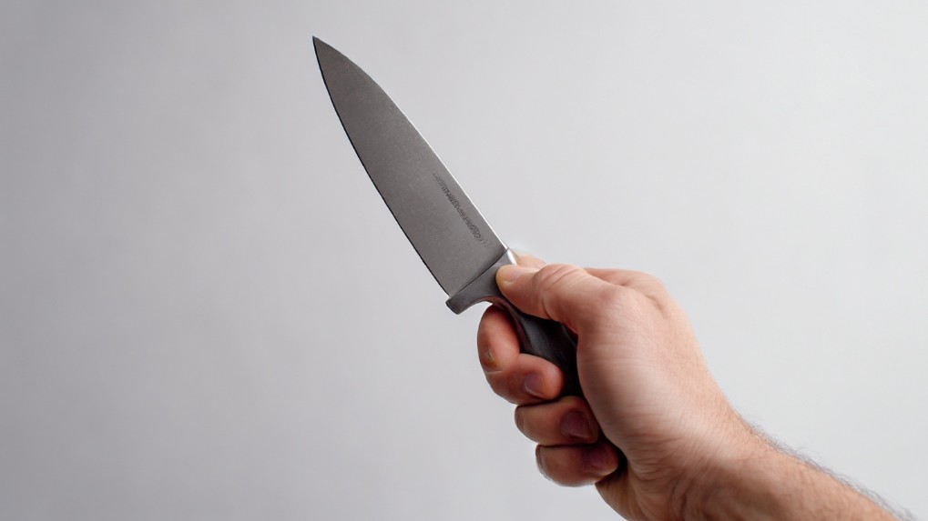 Неправильний хват ножа без контролю над лезом