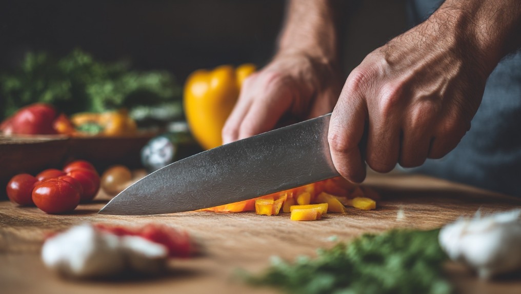 Ніж ковзає по продукту під час нарізання на кухні