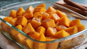 Очистіть гарбуз від насіння та шкірки, наріжте на кубики приблизно 2-3 см.